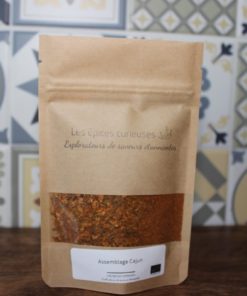 Sachet d'épices cajun Les épices curieuses sur fond de carreaux colorés, parfait pour rehausser vos plats.