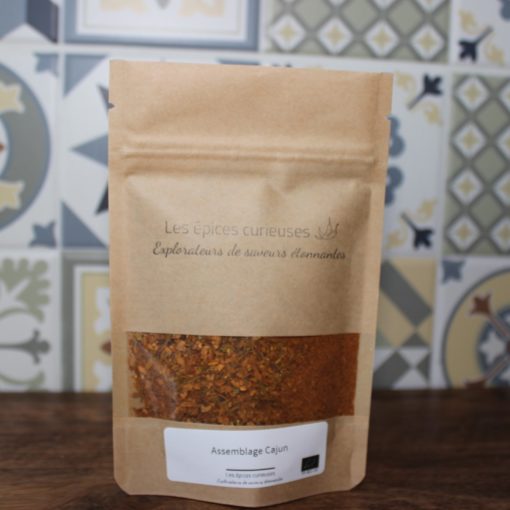 Sachet d'épices cajun Les épices curieuses sur fond de carreaux colorés, parfait pour rehausser vos plats.