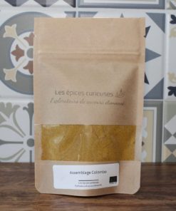 Sachet d'épices Colombo bio Les épices curieuses sur fond de carreaux décoratifs colorés.