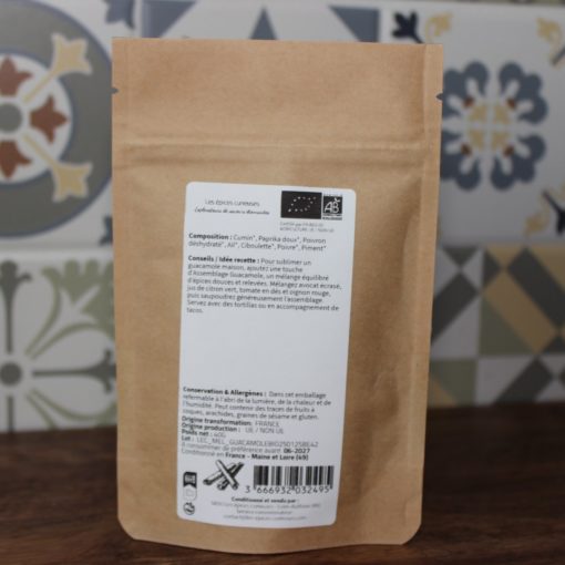 Paquet d'épices bio avec étiquette, composé de cumin, paprika et autres, idéal pour guacamole et plats tex-mex.