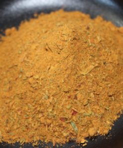 Épices colorées en gros plan sur fond noir, parfaites pour donner du goût à vos plats exotiques et savoureux.
