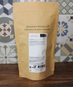 Paquet d'épices Les épices curieuses sur fond de carreaux colorés, mettant en avant des bâtons de cannelle de Ceylan.