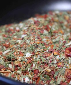 Mélange d'épices colorées dans un bol, idéal pour relever vos plats avec une touche aromatique et savoureuse.