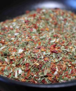 Mélange d'épices colorées dans un bol noir, parfait pour rehausser vos plats.