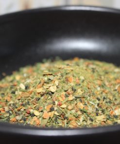 Mélange d'épices colorées dans un bol noir pour rehausser vos plats favoris.