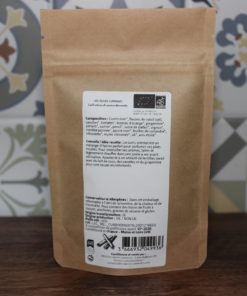 Sachet d'épices biologiques multicolores, fond fleuri. Composition variée: cumin, carottes, gingembre. Produit artisanal.
