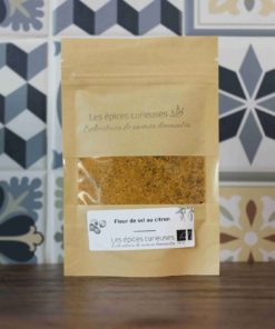 Sachet de fleur de sel au citron de Les épices curieuses sur fond de carrelage décoratif.