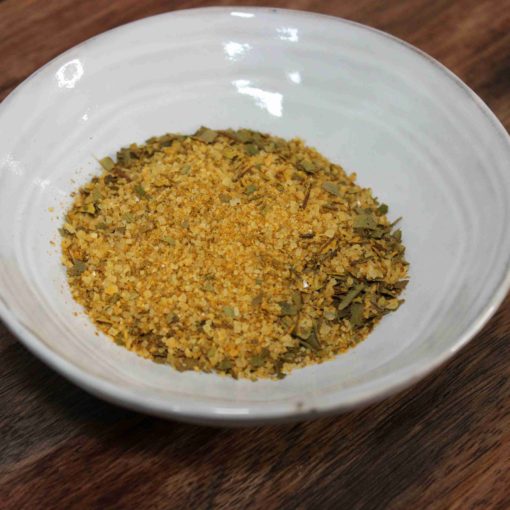 Bol de mélange d'épices aromatiques séchées, idéale pour assaisonner vos plats et rehausser les saveurs.