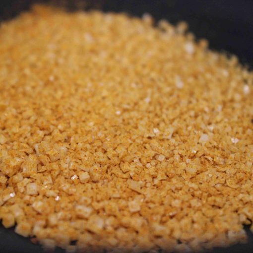 Granules dorés de sel aromatisé, gros plan. Utilisé pour rehausser les saveurs culinaires.