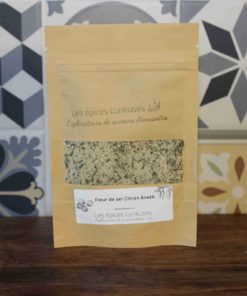 Sachet de fleur de sel citron aneth des Épices curieuses sur fond de carreaux décoratifs.
