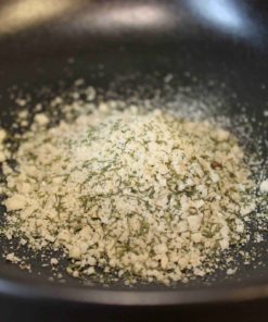 Mélange d'épices aromatiques sur fond noir, idéal pour cuisiner et rehausser les saveurs des plats.