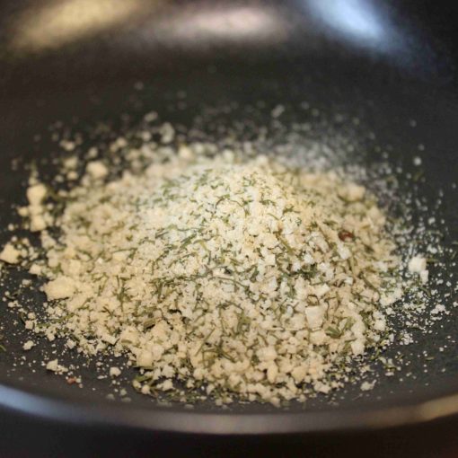 Mélange d'épices aromatiques sur fond noir, idéal pour cuisiner et rehausser les saveurs des plats.
