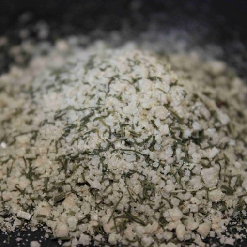 Un mélange de sel aromatisé aux herbes, idéal pour rehausser vos plats gourmands et savoureux.