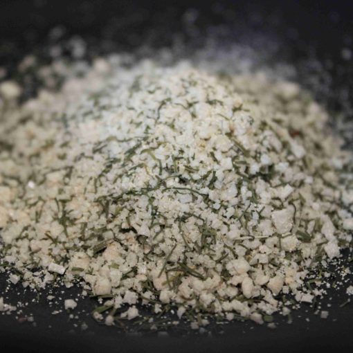 Sel aromatisé aux herbes sur fond noir, idéal pour rehausser la saveur des plats.