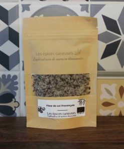Sachet de fleur de sel provençale Les épices curieuses sur fond de carrelage coloré.