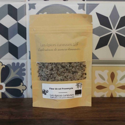 Sachet de fleur de sel provençale Les épices curieuses sur fond de carrelage coloré.