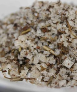 Sel aux herbes aromatiques, gros plan d'un mélange savoureux pour rehausser vos plats préférés.