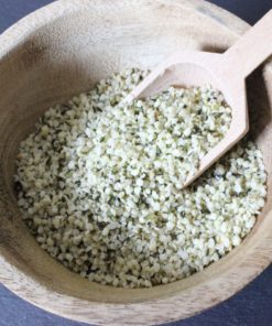 Graines de chanvre dans un bol en bois avec une cuillère, idéales pour une alimentation saine et riche en protéines.