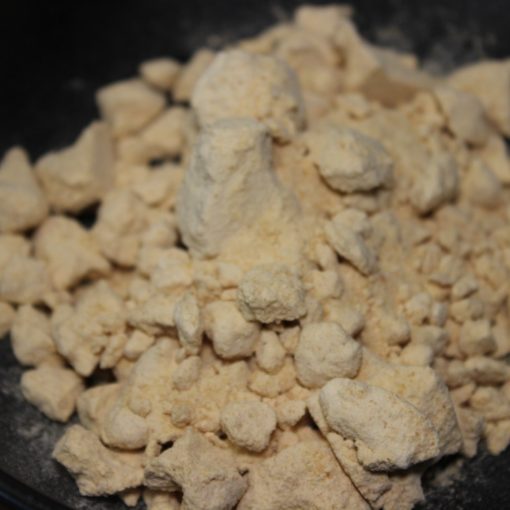 Morceaux de levure nutritionnelle en gros plan, texture granuleuse.