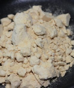 Poudre de maca biologique brute dans un bol, utilisée pour ses bienfaits nutritionnels et énergétiques naturels.