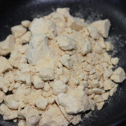 Poudre de maca biologique brute dans un bol, utilisée pour ses bienfaits nutritionnels et énergétiques naturels.