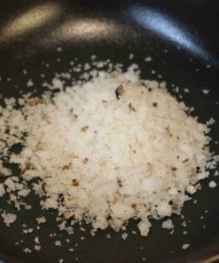 Du gros sel dans une poêle noire pour une cuisine raffinée et gourmande.