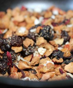 Mélange gourmand de fruits secs et noix, parfait pour un encas sain et énergétique.