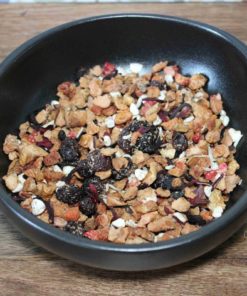 Bol de muesli aux fruits séchés et noix, parfait pour un petit-déjeuner sain et énergisant.