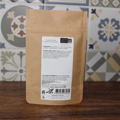 Paquet d'épices bio sur fond de carreaux colorés, idéal pour recettes créatives et gourmandes.