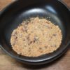Bol de dukkah maison, mélange d'épices et de noix broyées pour assaisonnement savoureux.