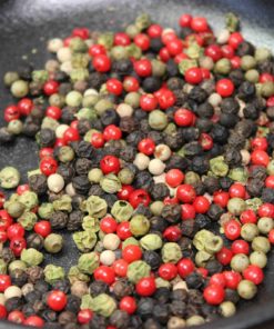 Mélange coloré de grains de poivre: noir, vert, blanc et rose. Idéal pour assaisonner vos plats avec saveur et éclat.