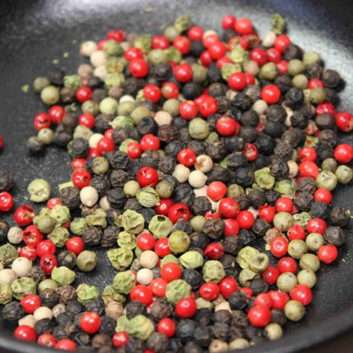 Mélange coloré de grains de poivre: noir, vert, blanc et rose. Idéal pour assaisonner vos plats avec saveur et éclat.