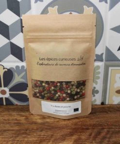 Sachet d'épices Trio Baies et Poivres sur fond de carreaux colorés, Les Épices Curieuses.