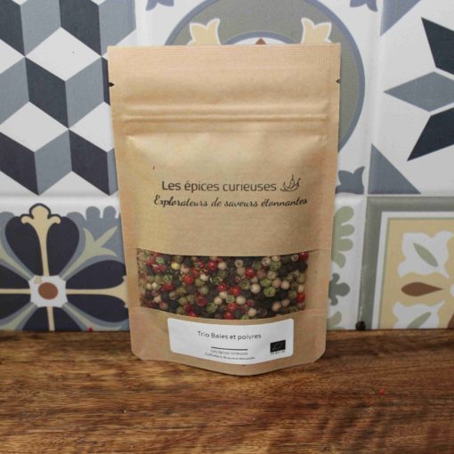Sachet d'épices Trio Baies et Poivres sur fond de carreaux colorés, Les Épices Curieuses.