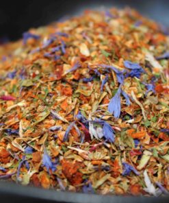 Mélange coloré d’épices et de fleurs séchées en gros plan pour une cuisine aromatique et savoureuse.