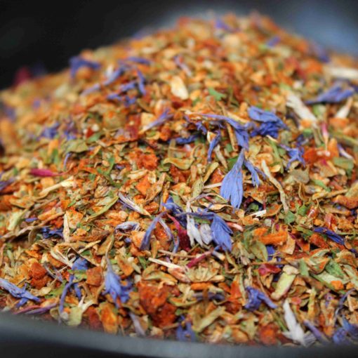 Mélange coloré d’épices et de fleurs séchées en gros plan pour une cuisine aromatique et savoureuse.