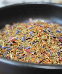 Mélange d'épices colorées dans un bol noir, parfait pour rehausser la saveur des plats.