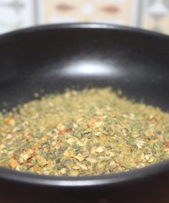Bol de mélange d'épices variées, parfait pour assaisonner vos plats avec une touche exotique et savoureuse.
