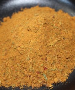 Épices colorées en gros plan sur fond noir, parfaites pour donner du goût à vos plats exotiques et savoureux.