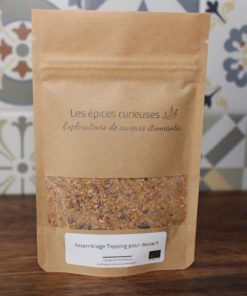 Sachet de Les épices curieuses pour dessert, sur fond de carreaux de faïence colorés.