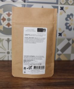 Paquet d'épices bio sur fond de carreaux colorés, idéal pour recettes créatives et gourmandes.