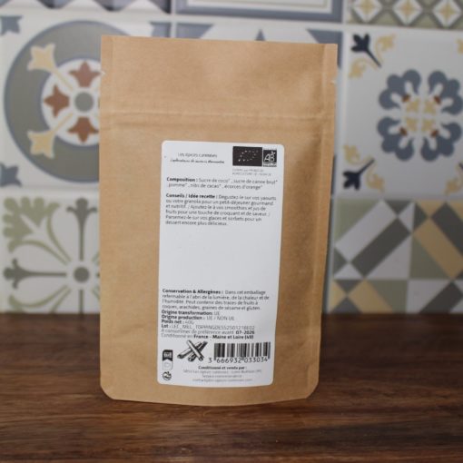 Paquet d'épices bio sur fond de carreaux colorés, idéal pour recettes créatives et gourmandes.