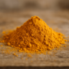 Poudre de curcuma épicée en gros plan sur une table en bois, idéale pour la cuisine et les bienfaits pour la santé.