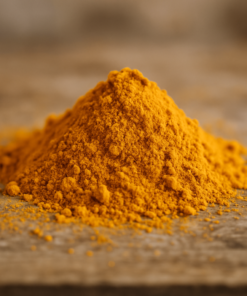 Poudre de curcuma épicée en gros plan sur une table en bois, idéale pour la cuisine et les bienfaits pour la santé.