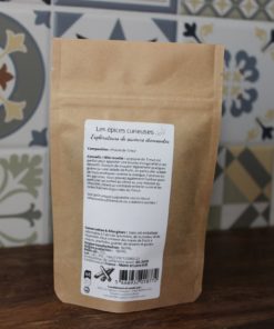 Paquet de poivre de Timut, épices curieuses, sur fond de carreaux décoratifs.
