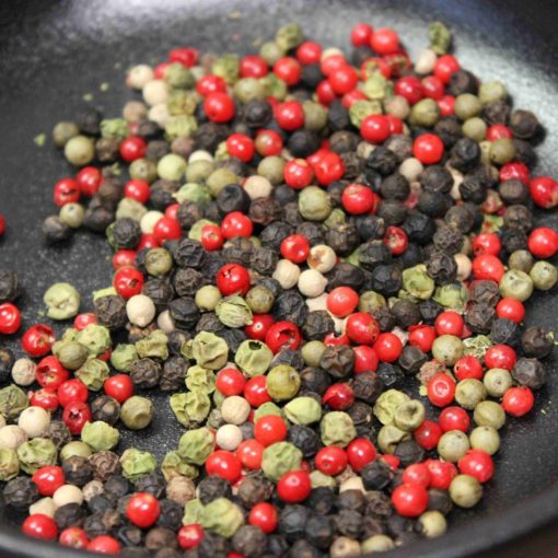 Mélange coloré de grains de poivre: noir, vert, blanc et rose. Idéal pour assaisonner vos plats avec saveur et éclat.
