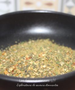 Bol de mélange d'épices variées, parfait pour assaisonner vos plats avec une touche exotique et savoureuse.