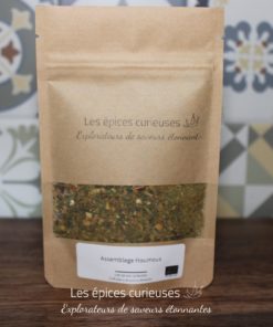 Mélange d'épices houmous par Les Épices Curieuses dans un sachet kraft, devant un fond décoratif.