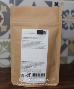 Paquet d'épices bio avec étiquette, composé de cumin, paprika et autres, idéal pour guacamole et plats tex-mex.