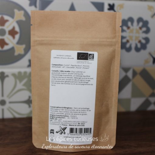 Paquet d'épices bio avec étiquette, composé de cumin, paprika et autres, idéal pour guacamole et plats tex-mex.